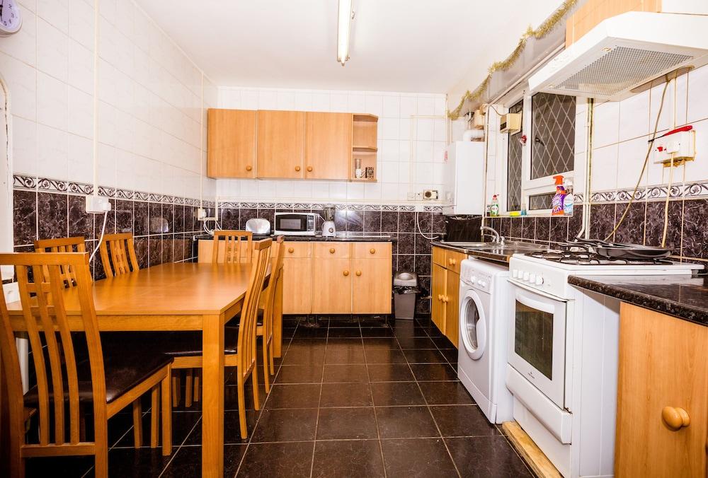 Colebert Avenue Apartment