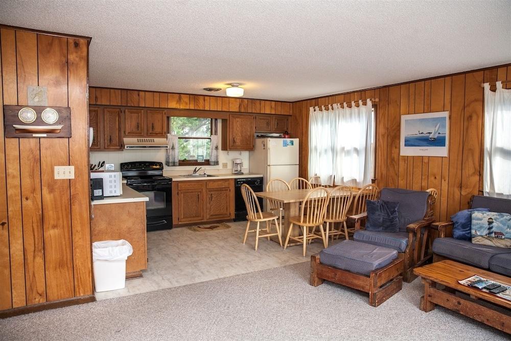 Beachbux 3 Bedroom Cottage by RedAwning