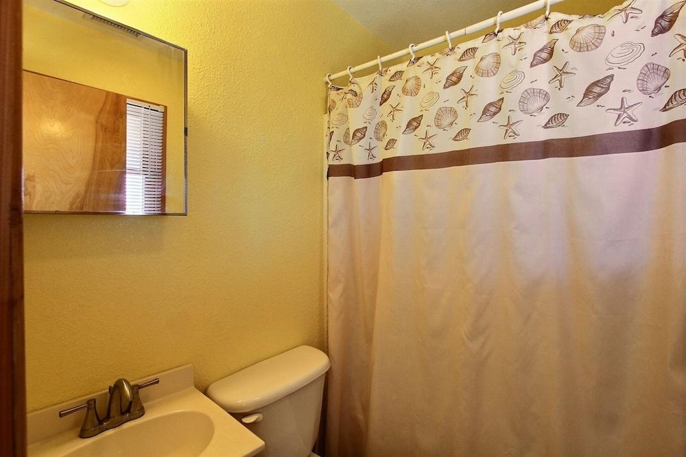 40 Hatteras Blew Studio Bedroom Condo by RedAwning