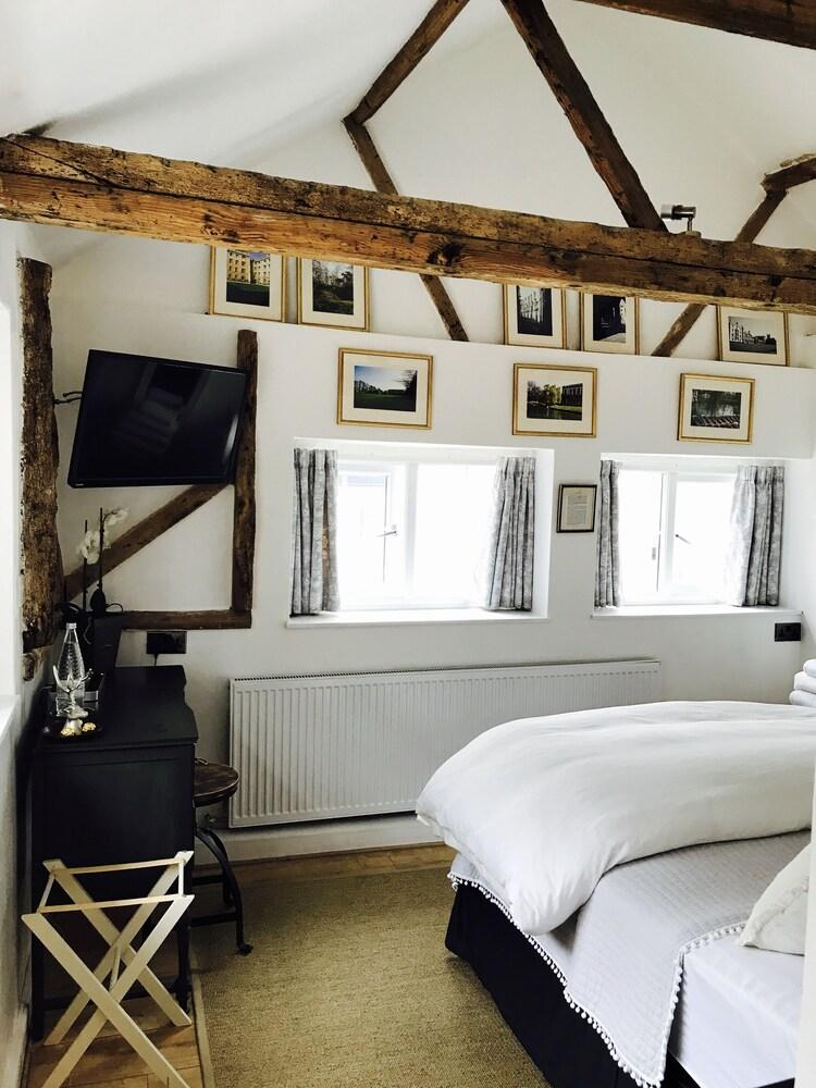 Pear Tree Inn Pear & Olive