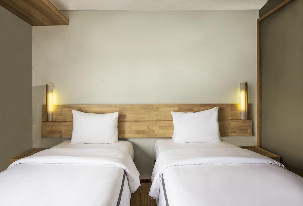 Up-Peak Hotel Simpang Lima Semarang Powered by Archipelago