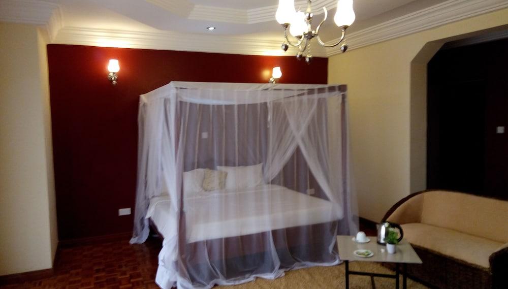 Karen Crescent Hotel