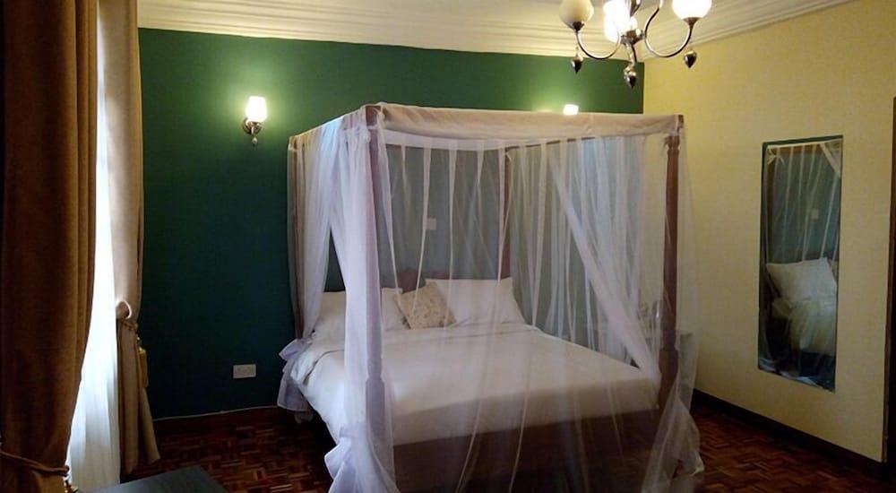 Karen Crescent Hotel