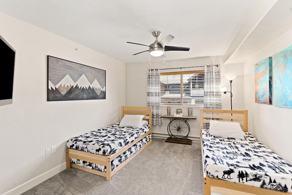 First Tracks 3301 2 Bedroom Condo by RedAwning