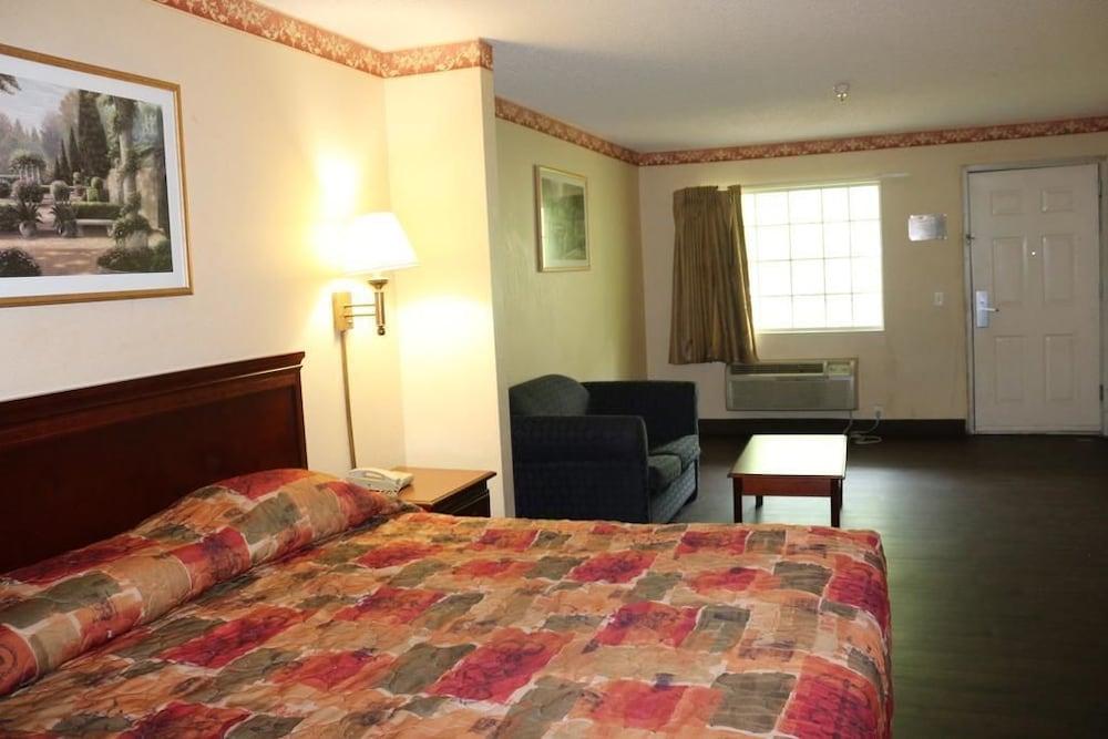 Magnolia Bay Hotel & Suites