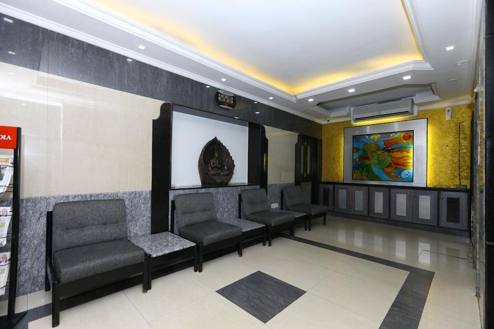 OYO 5319 Hotel Navaratna