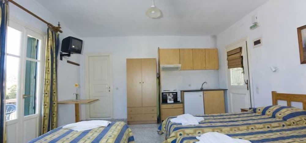 Alexandros Rooms & Studios