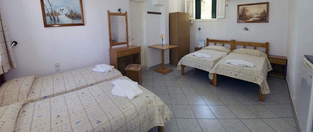 Alexandros Rooms & Studios