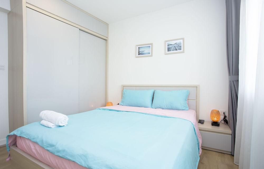 Ami Splendid Rooftop Pool