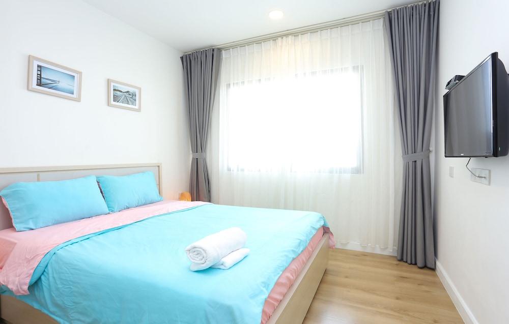 Ami Splendid Rooftop Pool