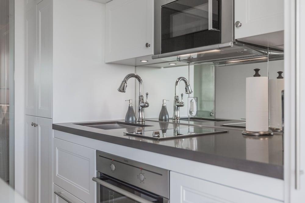 QuickStay - Chic in Yorkville (Yonge & Bloor)