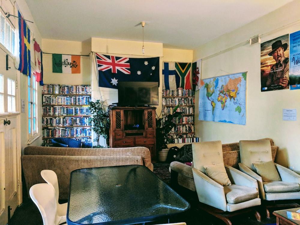 Pirates Backpackers - Hostel