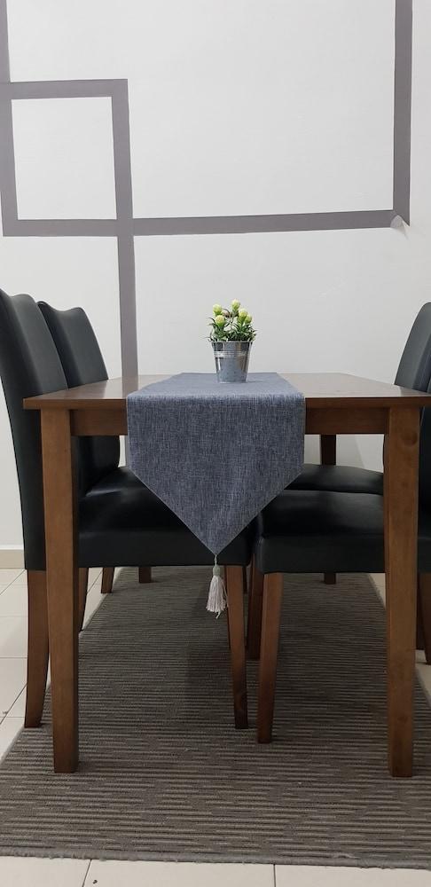 Fahaz Lumut Homestay