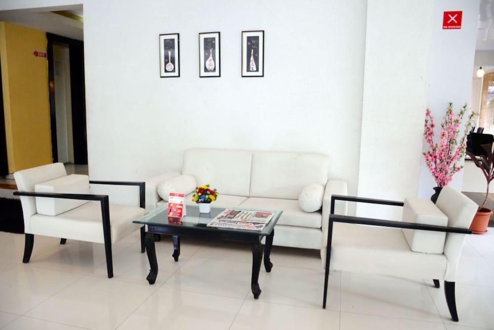 OYO 6002 Avezeekaa Corporate Residency