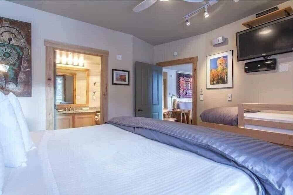 Juniper Springs Lodge by Mammoth Five Star