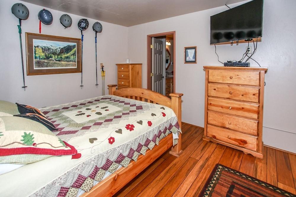 Bear Mountain Escape 2 Bedroom Apts by RedAwning