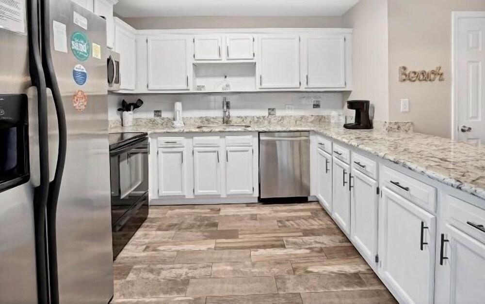 Southern C's - 2 Br cabin by RedAwning