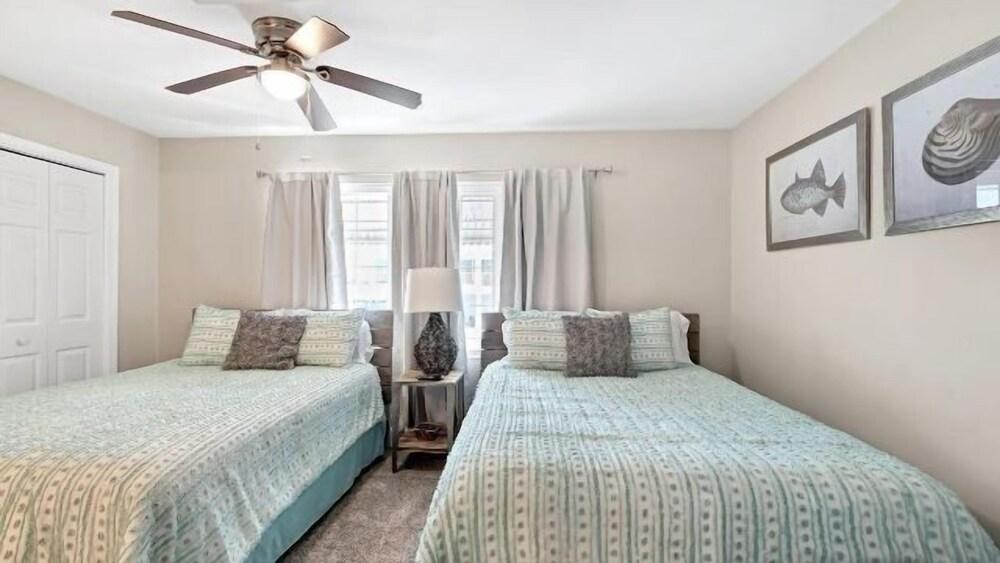 Southern C's - 2 Br cabin by RedAwning