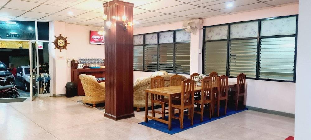 Royal Land Mae Klong Hotel