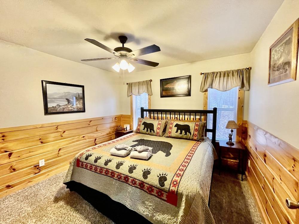 Picture Perfect 2 Bedroom Cabin by RedAwning