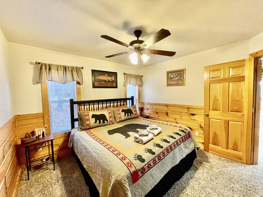 Picture Perfect 2 Bedroom Cabin by RedAwning