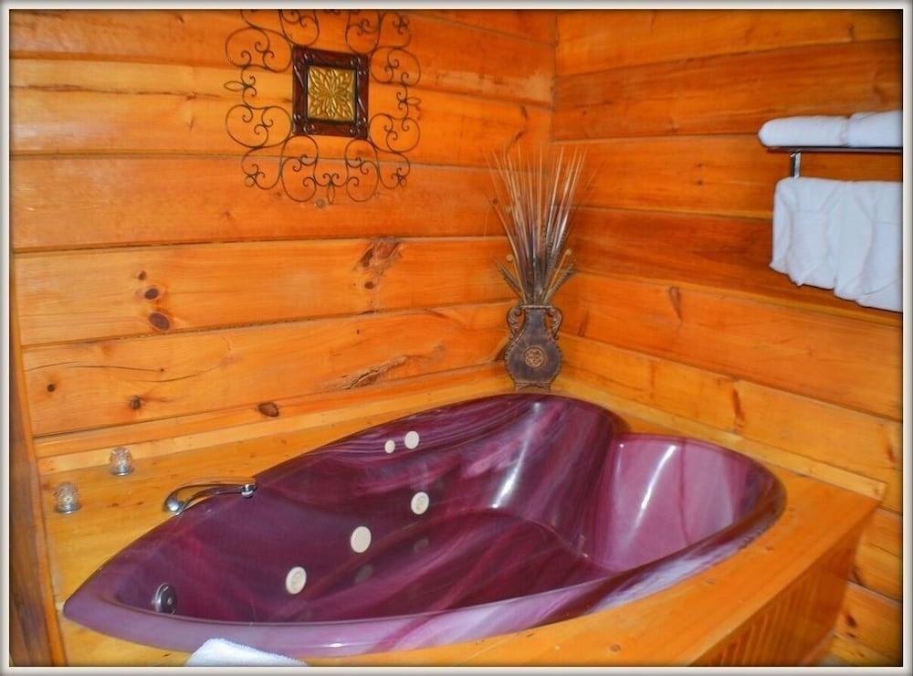 Always Misbehavin 1 Bedroom Cabin by RedAwning