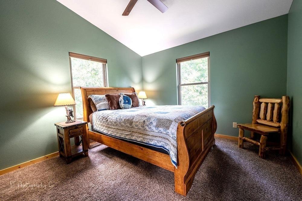 Hunter Jack's - 2 Br cabin by RedAwning