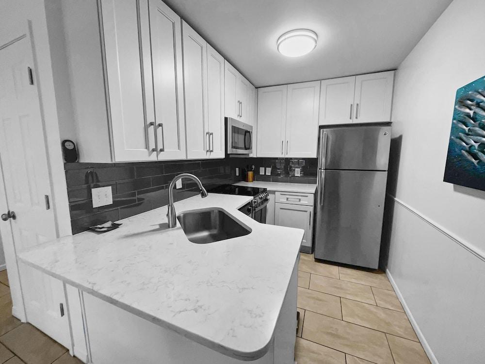 Inlet Sands - 204 - Studio home by RedAwning