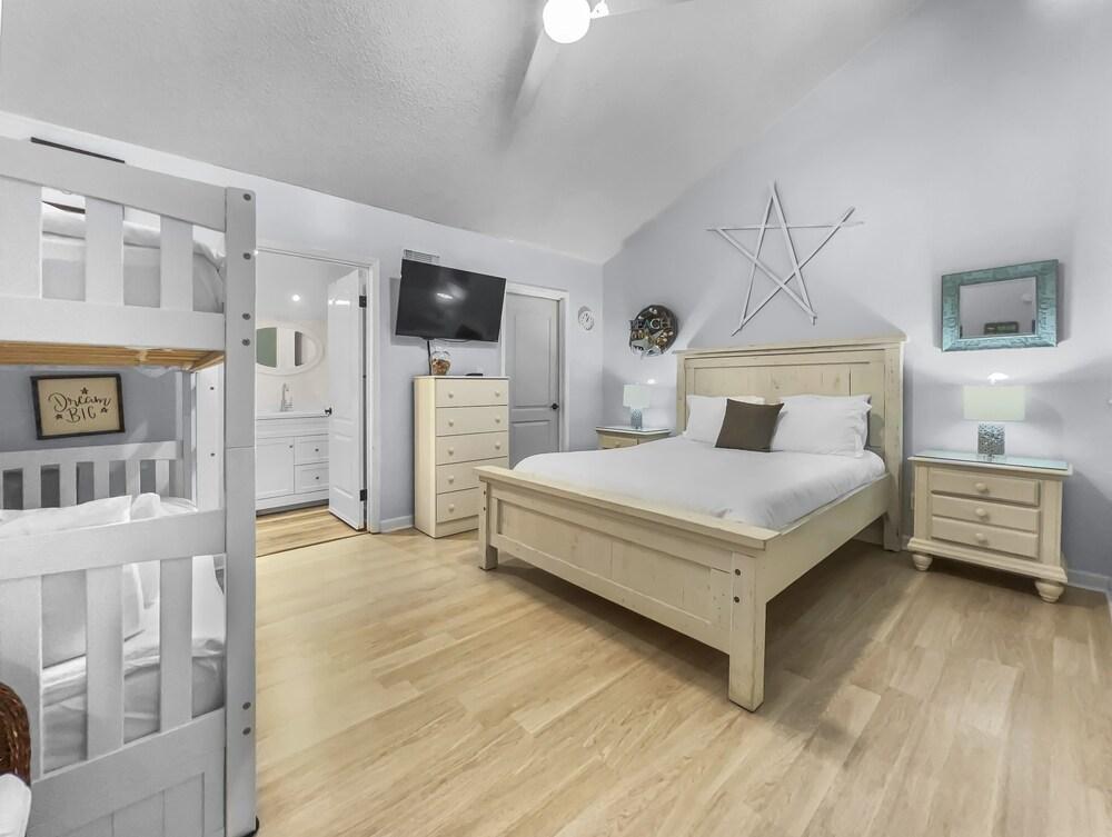 Roxi's Retreat - 2 Br condo by RedAwning