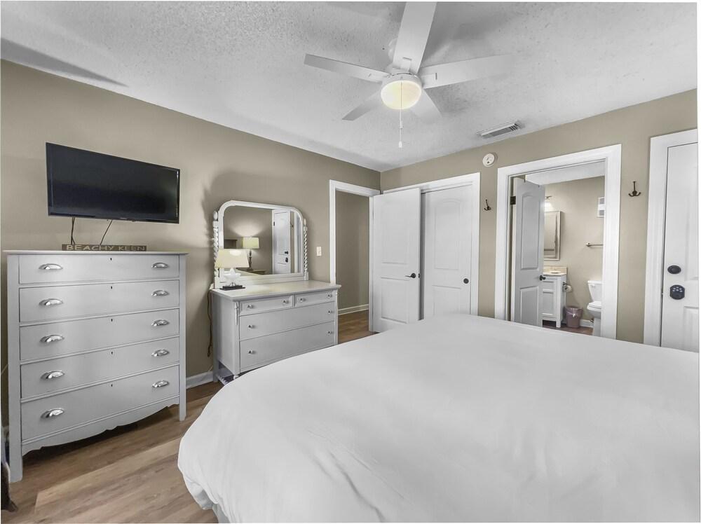 Roxi's Retreat - 2 Br condo by RedAwning