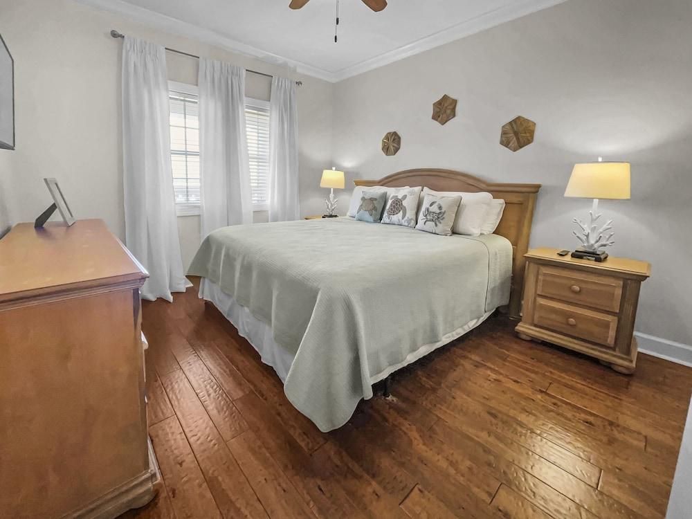 The Flipside 30A - 3 Br condo by RedAwning