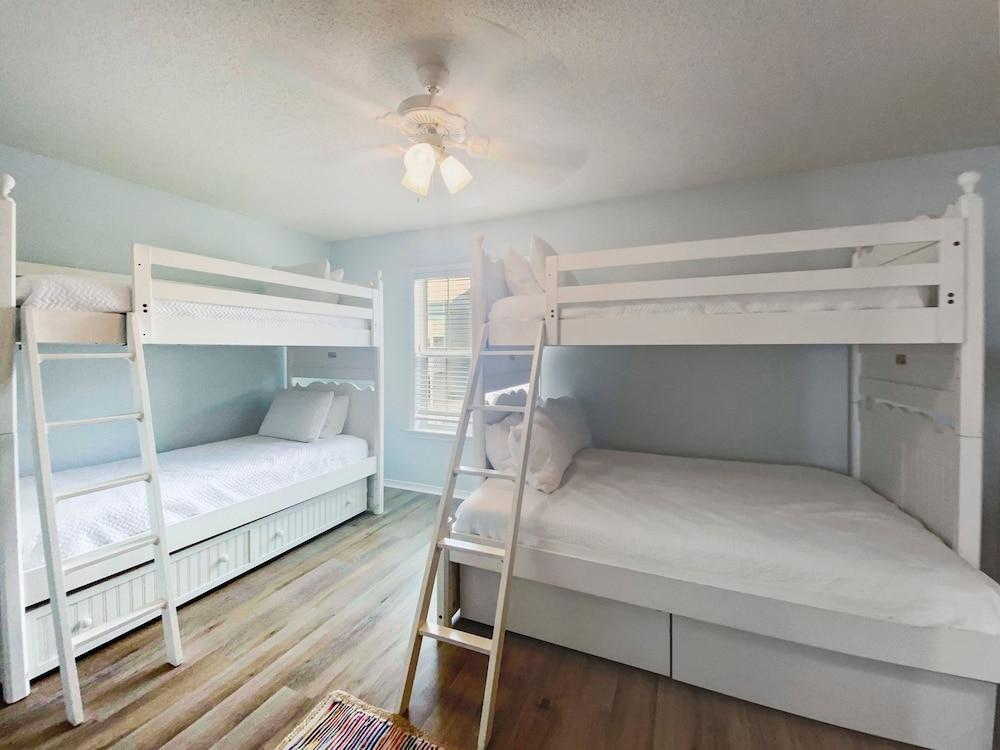 On the Beach - 2 Br townhouse by RedAwning