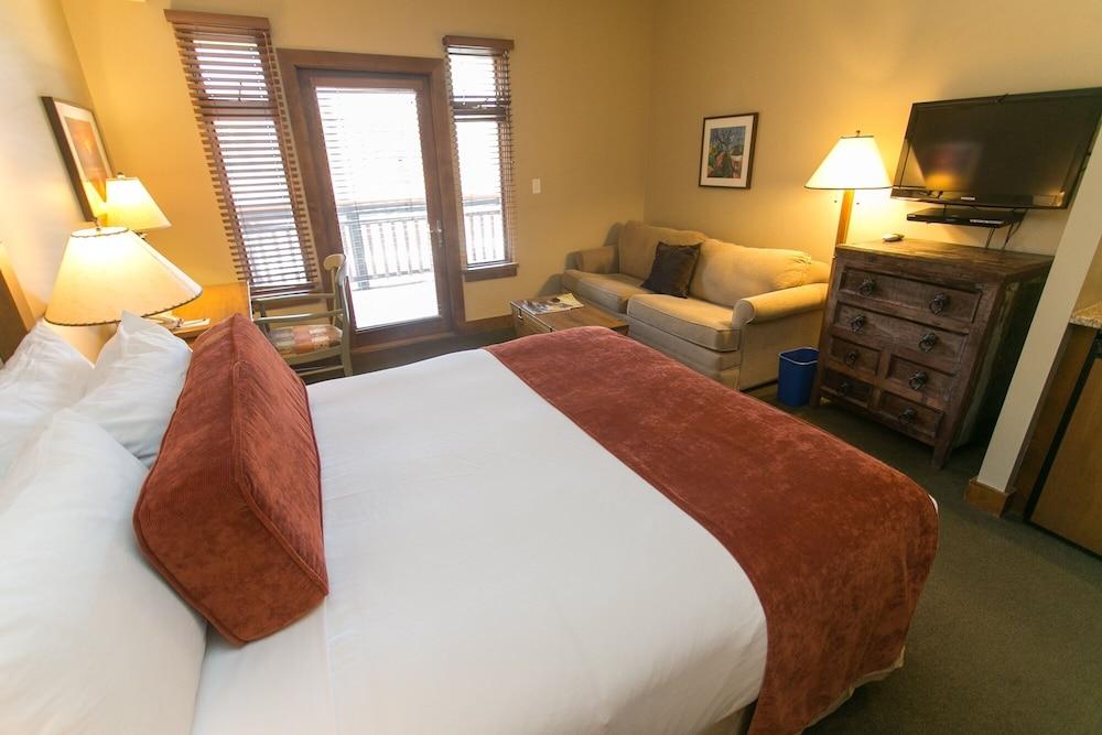 Comfort and Convenience in this Spacious Unit by RedAwning - Save 20% on 7+ Nights!