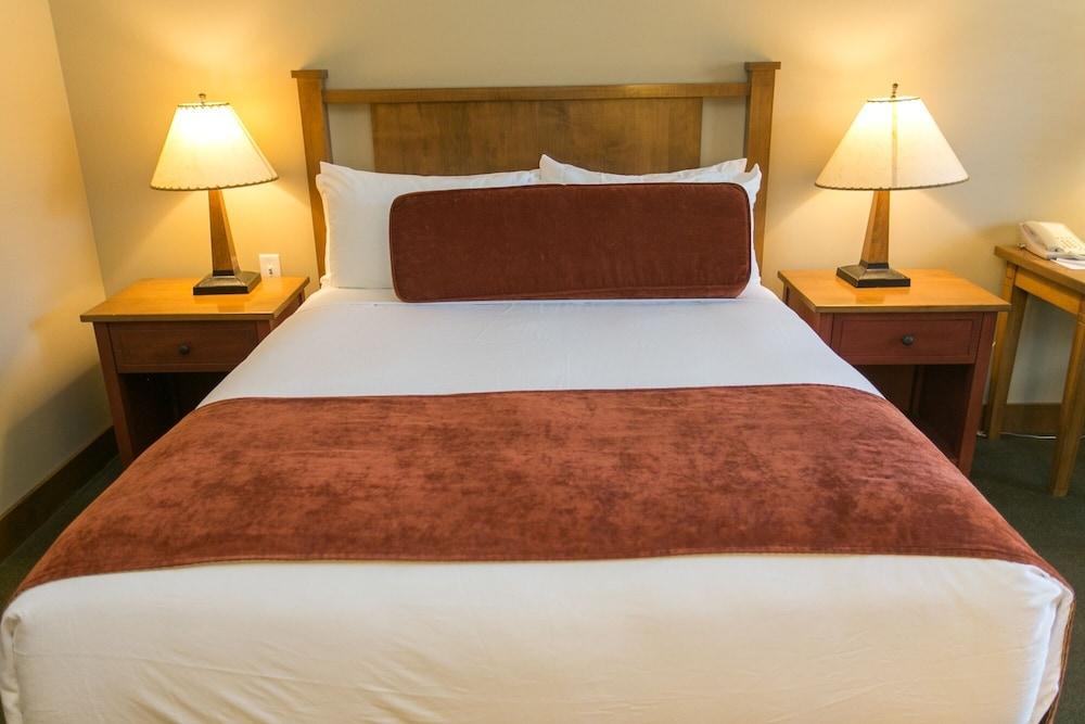 Comfort and Convenience in this Spacious Unit by RedAwning - Save 20% on 7+ Nights!