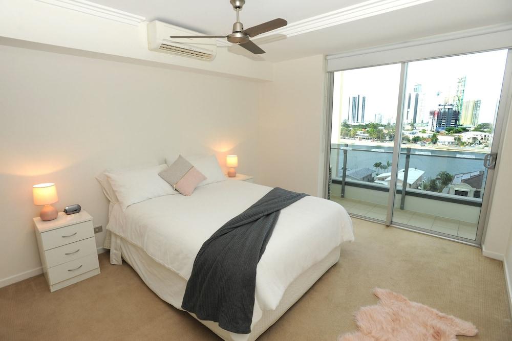 Surfers Paradise Suite with Pool and Spa