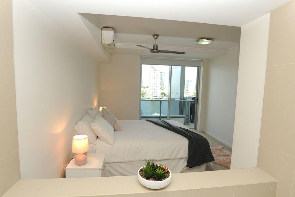 Surfers Paradise Suite with Pool and Spa