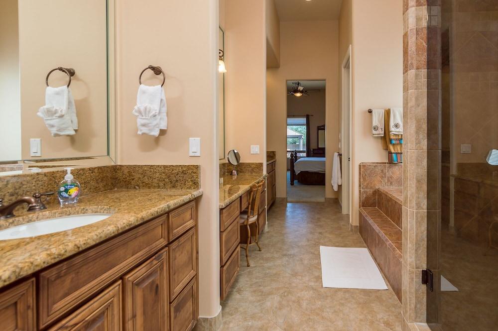 Casa Vista 4 Bedroom Home by RedAwning