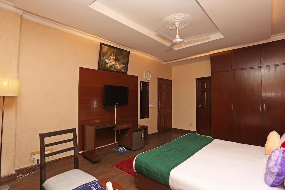 OYO 8535 Hotel Mayarch