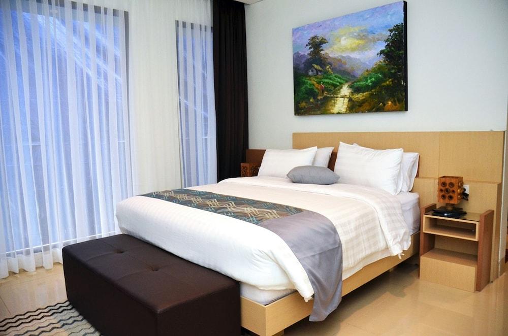 Mentari Hill View 8 BR heated pool and movie room