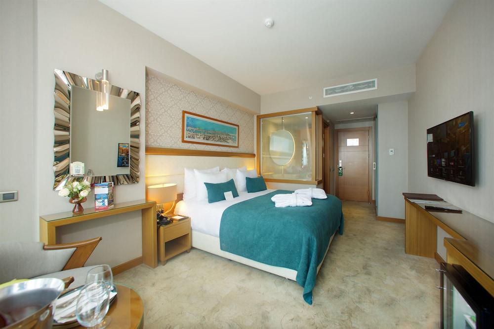 Momento Golden Horn Hotel