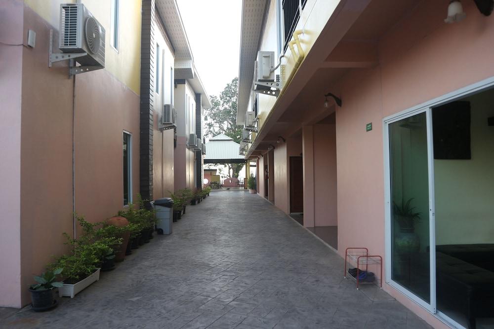 Anyavee Nam Mao Beach Resort