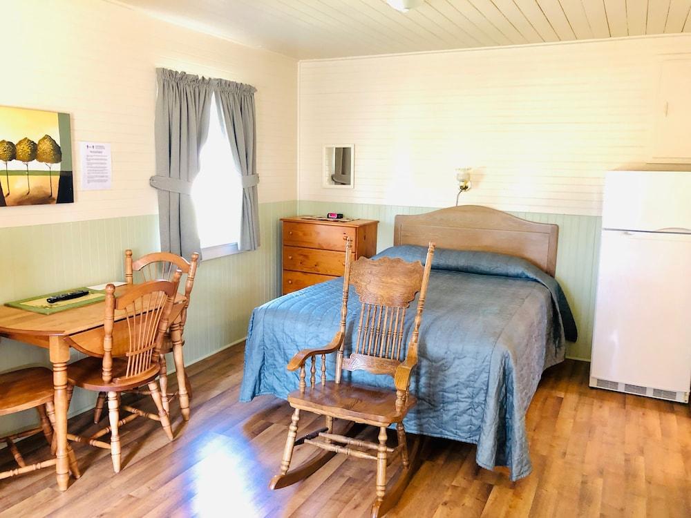 Green Gables Bungalow Court