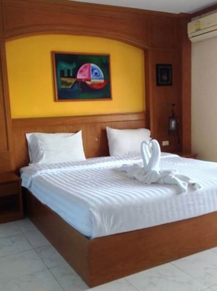 Baantonkhao Kata Beach