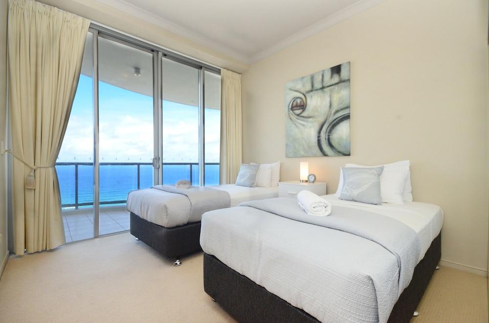 Chevron Renaissance - HR Surfers Paradise