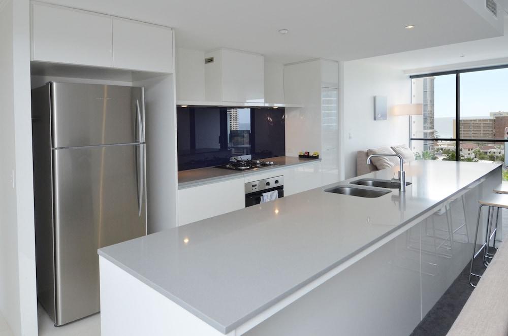 Circle on Cavill - HR Surfers Paradise