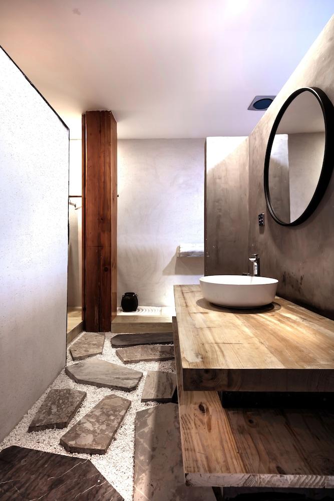 Shangri-la Karesansui Hotel