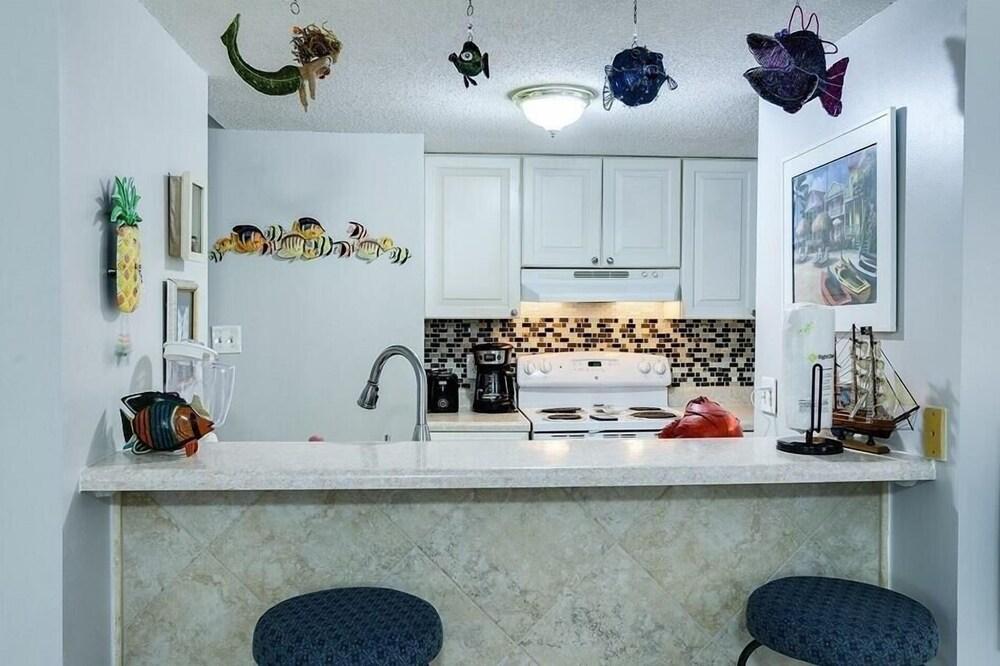 Sugar Beach 235 Studio Bedroom Condo by RedAwning