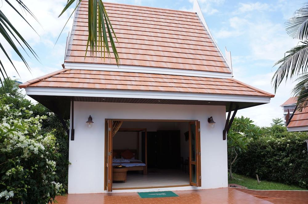 VIP Chain Resort Pool Villa