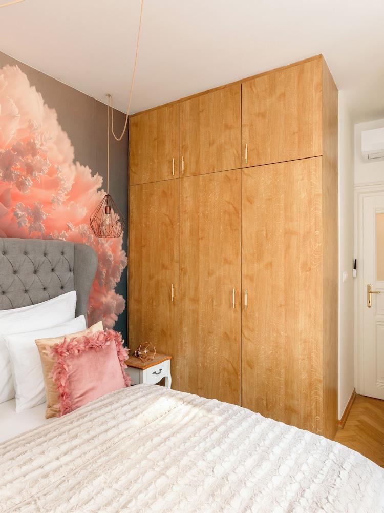 Decadent Art Deco Apartment in Old Town