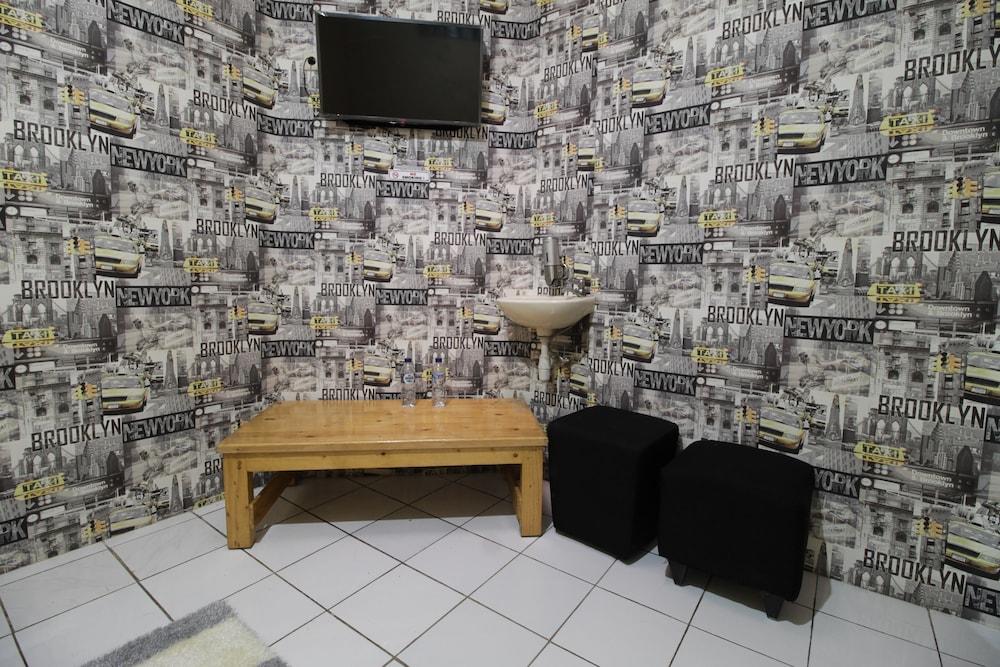 RedDoorz @ Pondok Kopi